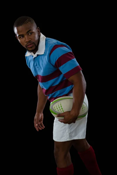 Atleta masculino olhando para longe enquanto joga rugby — Fotografia de Stock