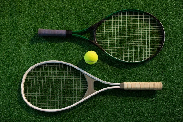 Rackets with tennis ball — Stock Photo, Image