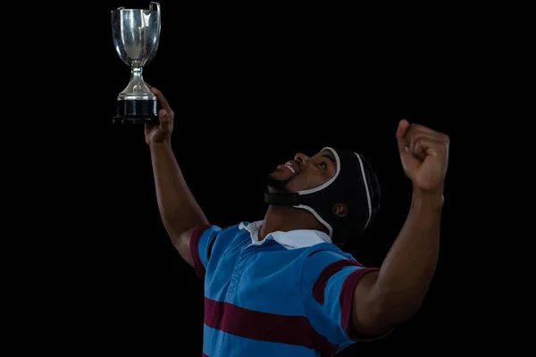 Feliz jogador de rugby segurando troféu — Fotografia de Stock