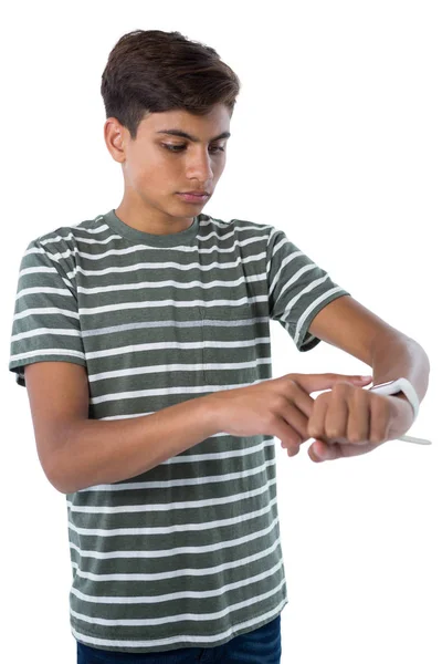 Nastoletni chłopiec pracy jego smartwatch — Zdjęcie stockowe