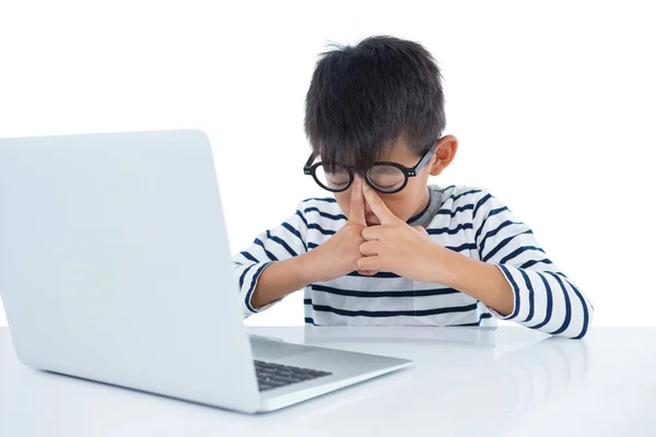 Menino usando laptop contra branco — Fotografia de Stock