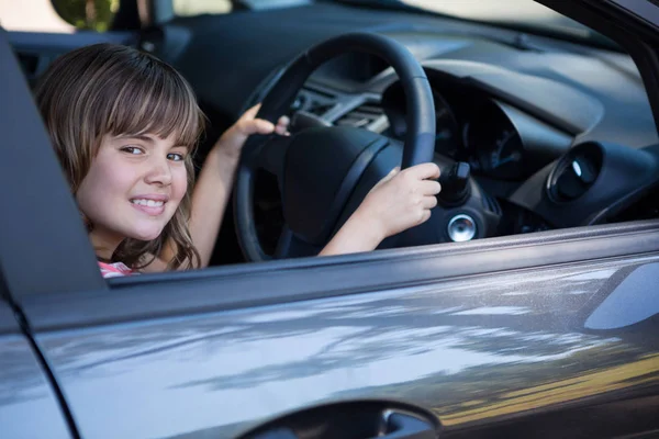 Menina adolescente feliz dirigindo um carro — Fotografia de Stock