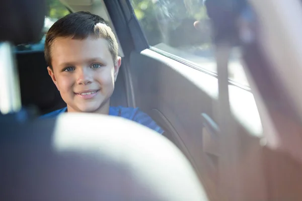 Adolescente menino sentado no carro — Fotografia de Stock