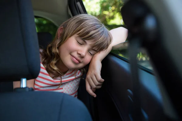 Arabanın arka koltuğunda uyuyan genç kız — Stok fotoğraf