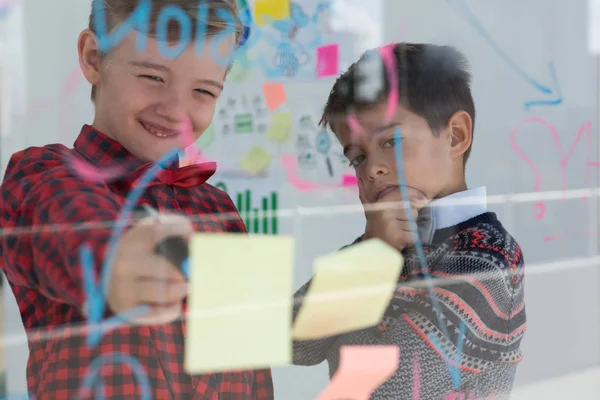 Kinderen als leidinggevenden bespreken — Stockfoto