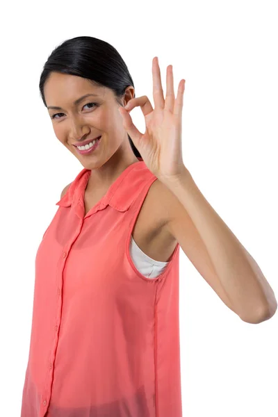 Усміхнена жінка жестикулює добре знак руки — стокове фото