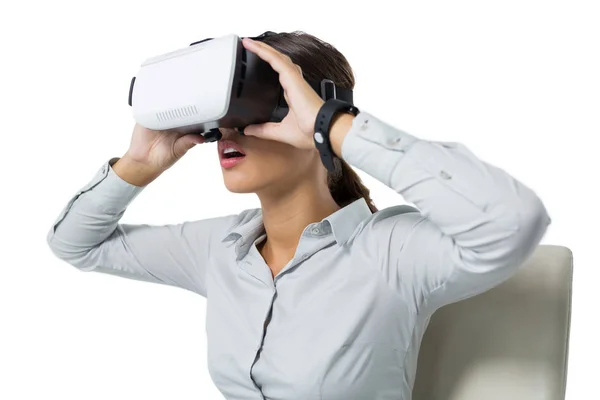 Vrouwelijke Executive met behulp van virtual reality headset — Stockfoto