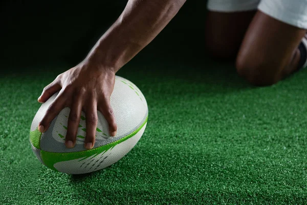Sportowiec trzyma rugby piłka — Zdjęcie stockowe