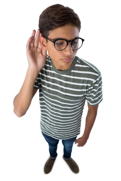 Мальчик подслушивает тайком с руками за ушами — стоковое фото