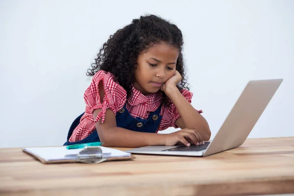 Meisje als zakenman met behulp van laptop — Stockfoto