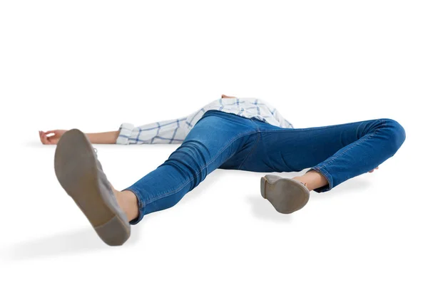 Kvinna liggande på vit bakgrund — Stockfoto