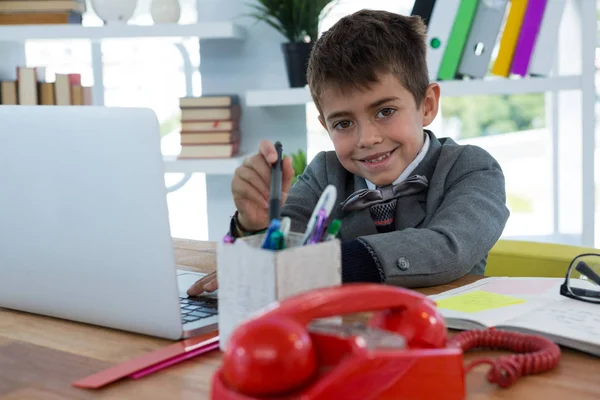 Boy als business executive glimlachen — Stockfoto