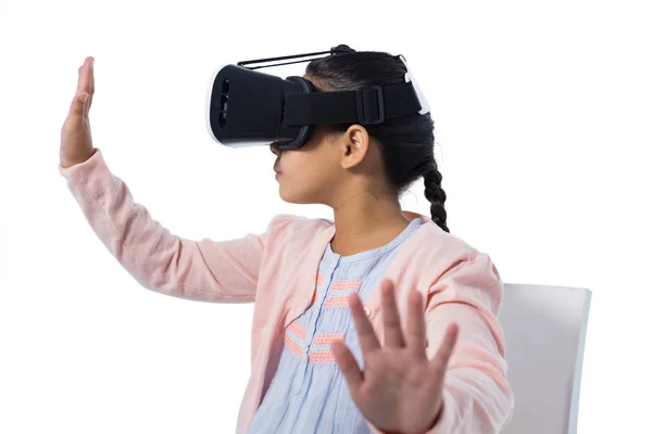 Menina usando fone de ouvido realidade virtual — Fotografia de Stock