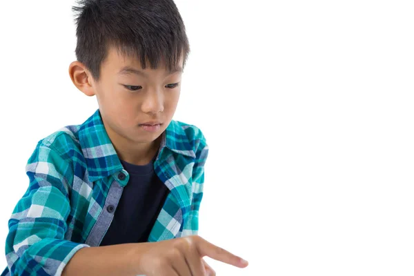 Junge gibt vor, einen unsichtbaren Bildschirm zu berühren — Stockfoto