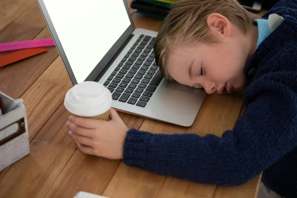 Boy als business executive slapen — Stockfoto