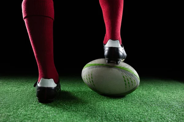 Deportista pisando pelota de rugby —  Fotos de Stock