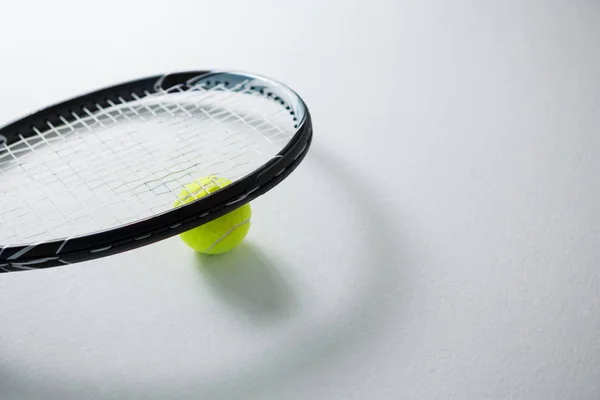 Racket with tennis ball — Stock Photo, Image