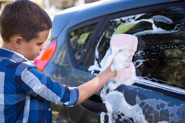 Adolescente menino lavar um carro — Fotografia de Stock