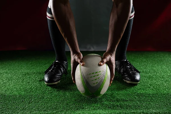 Jugador de rugby sosteniendo pelota — Foto de Stock