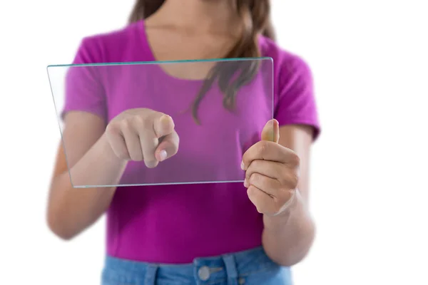 Tiener meisje met glas digitale tablet — Stockfoto