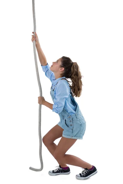 Девочка-подросток взбирается по веревке — стоковое фото