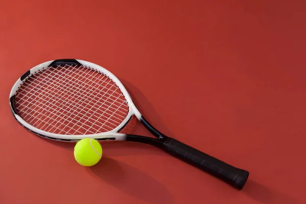 Raqueta de tenis y bola fluorescente —  Fotos de Stock