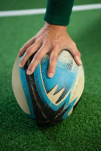 Hand innehav Rugby boll — Stockfoto