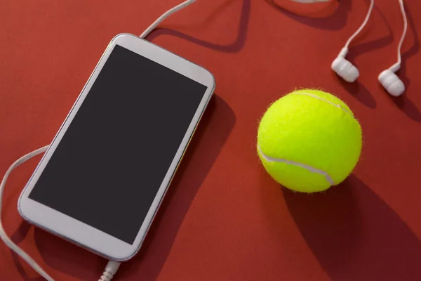 Pelota de tenis y teléfono móvil —  Fotos de Stock