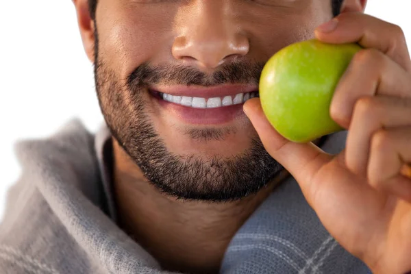 Μεγέθυνση της χαμογελαστός άνθρωπος που κρατά την apple — Φωτογραφία Αρχείου
