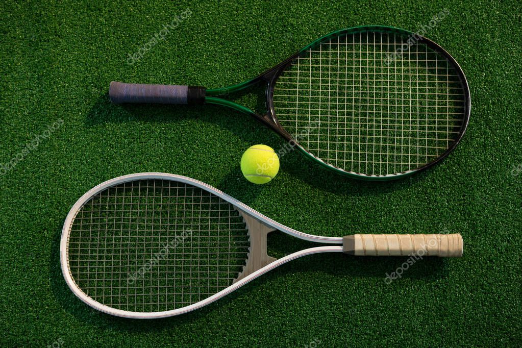 Raquetas con pelota de tenis — Foto de stock © Wavebreakmedia