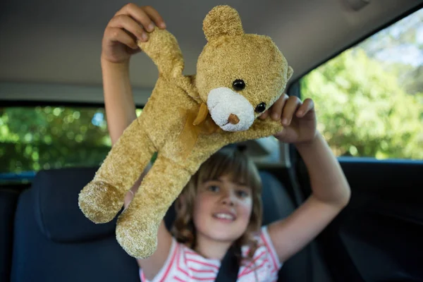 10 代の少女がクマのぬいぐるみで遊んで — ストック写真