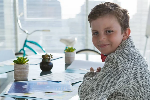 Chłopiec w business executive uśmiechnięty — Zdjęcie stockowe