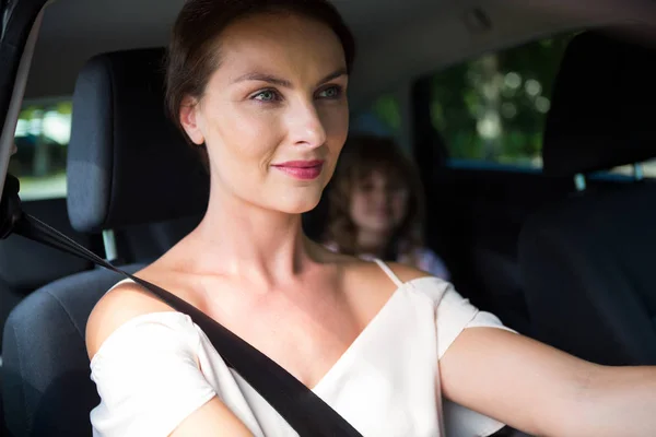 Lächelnde Frau am Steuer — Stockfoto