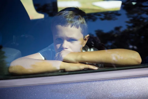 Adolescent garçon assis dans un voiture — Photo