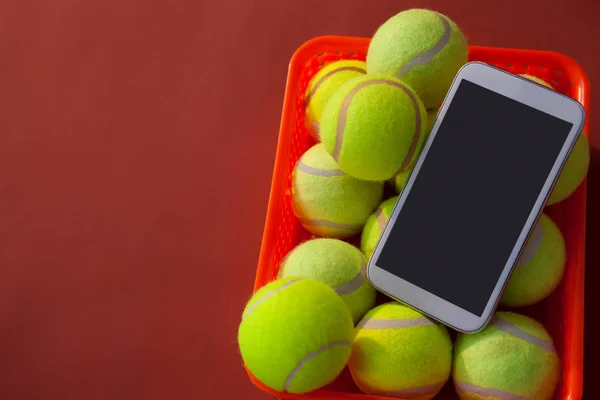 Téléphone portable et balles de tennis — Photo