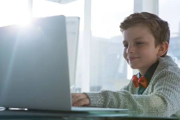 Boy als zakenman met behulp van laptop — Stockfoto