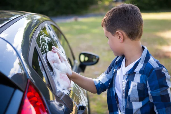 Adolescente chico lavando un coche — Foto de Stock