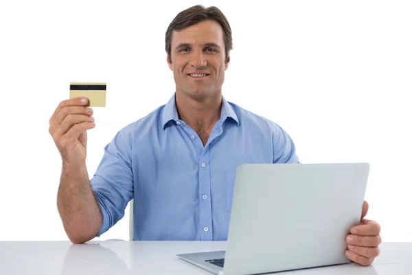 Wykonawczy mężczyzna trzyma karty debetowej — Zdjęcie stockowe