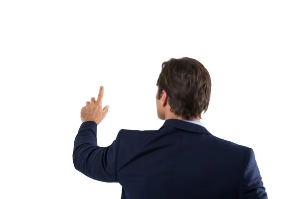 Homme d'affaires pressant un écran virtuel invisible — Photo