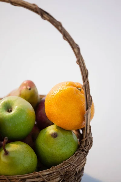 Close-up van verschillende vruchten in rieten mand — Stockfoto