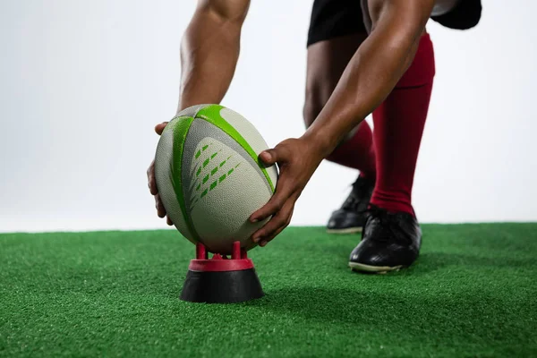 Deportista mantener pelota de rugby en tee —  Fotos de Stock