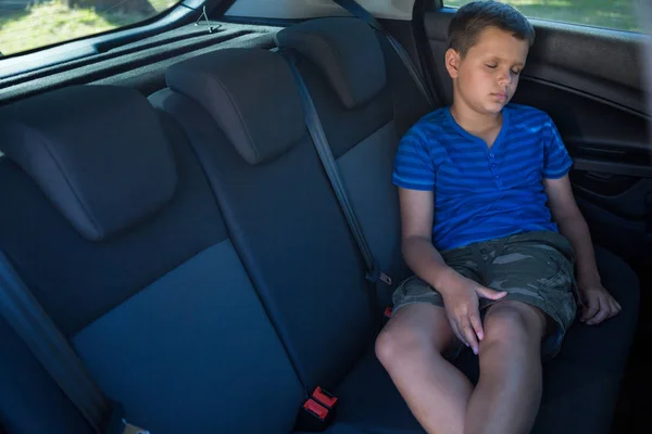 Adolescente dormindo no carro — Fotografia de Stock