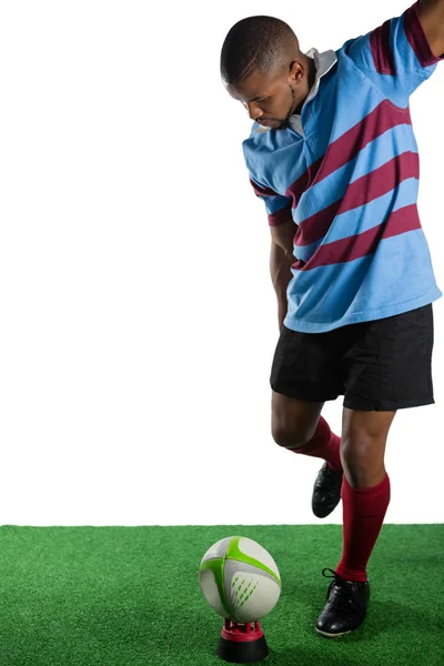 Atleta masculino chutando bola de rugby — Fotografia de Stock