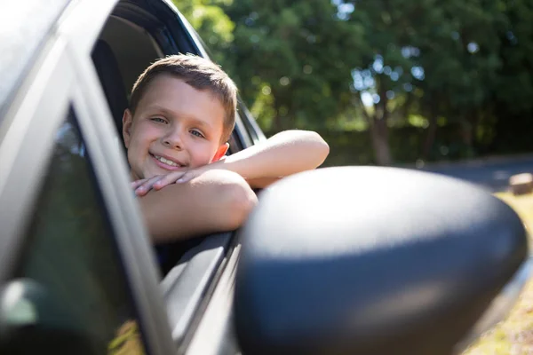 Adolescente sentado no banco de trás do carro — Fotografia de Stock