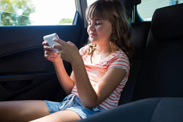 Tiener meisje met behulp van telefoon — Stockfoto