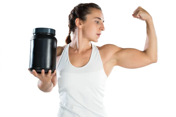 Mujer atleta flexionar los músculos — Foto de Stock