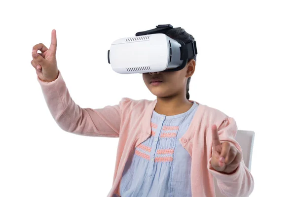 Menina gesticulando ao usar fone de ouvido realidade virtual — Fotografia de Stock