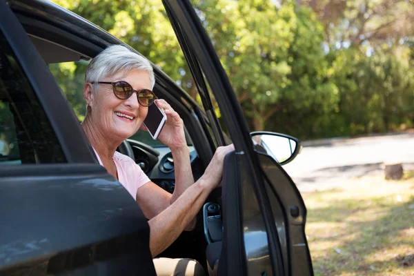 Senior kobieta rozmawia telefon w samochodzie — Zdjęcie stockowe