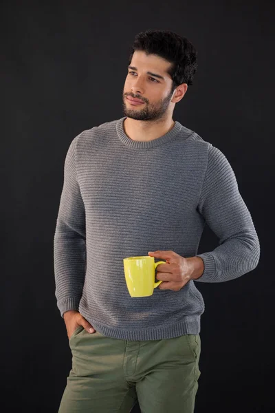 Düşünceli adam bir kupa kahve holding — Stok fotoğraf