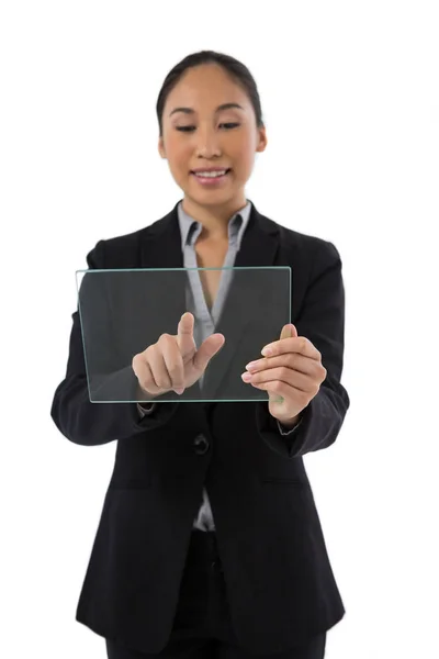 Női végrehajtó segítségével egy üveg digitális tabletta — Stock Fotó